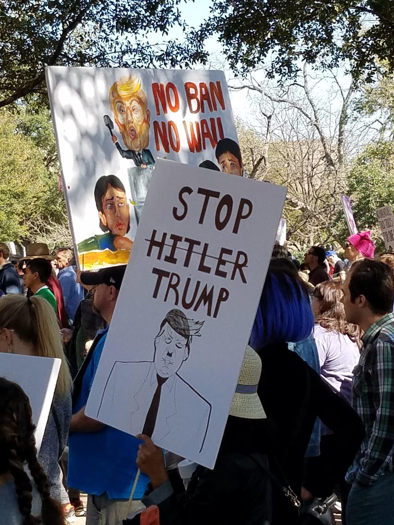 Mensaje: “Detengan a Hitler Trump”
<br>