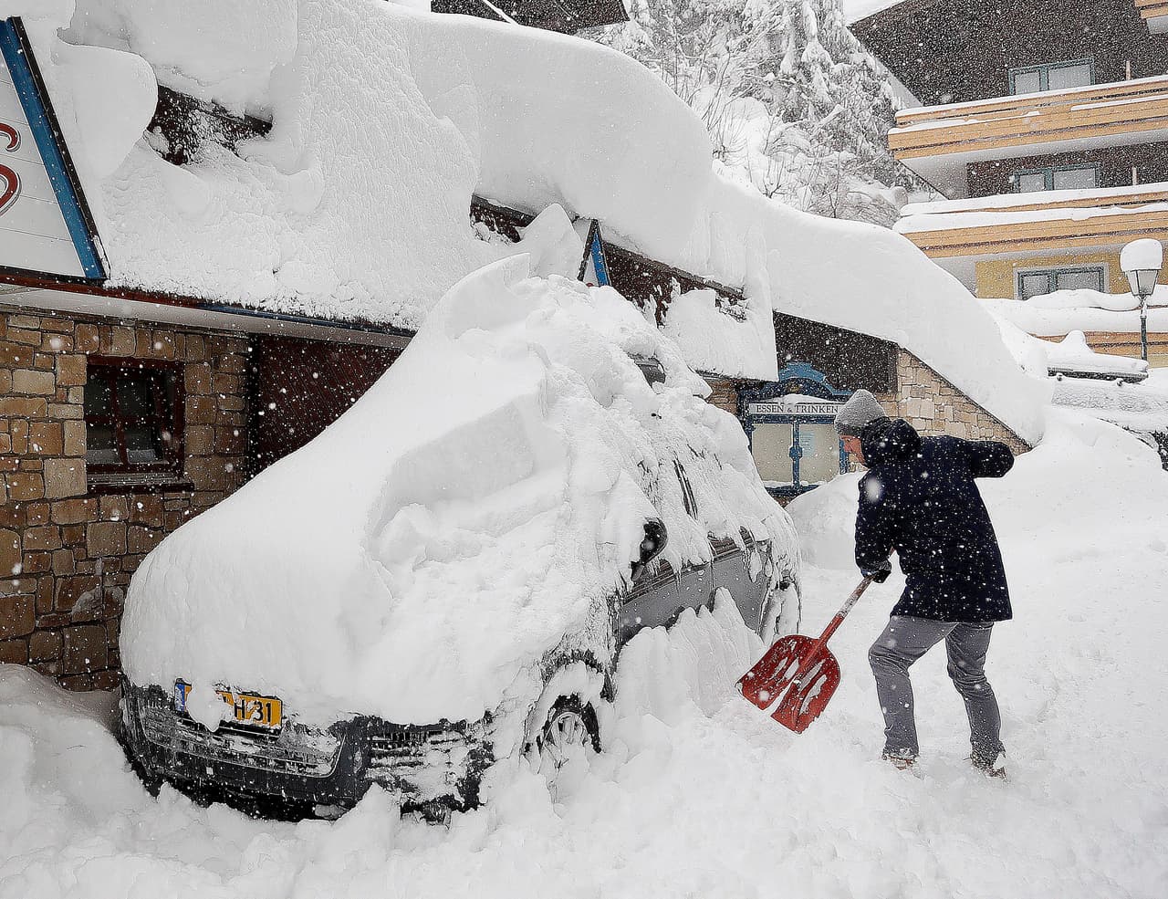 <b>El rescate de un auto bajo la nieve. </b>Un turista remueve una gruesa capa de nieve de un automóvil en Filzmoos, Austria, luego que una gran nevada sorprendiera a los entusiastas de los deportes de invierno esa ciudad. 5 de enero de 2019.
