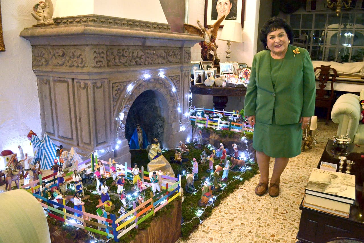 Salinas también se ha dado a conocer por expresar sus opiniones sobre temas álgidos de sus colegas en el mundo del espectáculo.
<b>"Te deben pagar mucho por enseñar la <i>panoch</i>"</b> dijo en una entrevista a la actriz Lorena Herrera.