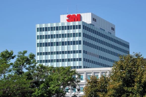 3M- El grupo industrial 3M anunció resultados mejores a lo esperado, con un alza de 7% de los beneficios netos, que se vio acompañada por un incremento en el volumen de negocios, que tocó un "récord" en el cuarto trimestre. Los beneficios netos se situaron en 4,300 millones de dólares para todo el año, es decir 5.96 dólares por acción. En el cuarto trimestre, el beneficio neto subió a 974 millones de dólares, un alza de 3%, es decir 1.35 dólares por acción, mientras que la previsión mediana de los analistas era de 1.31 dólares.