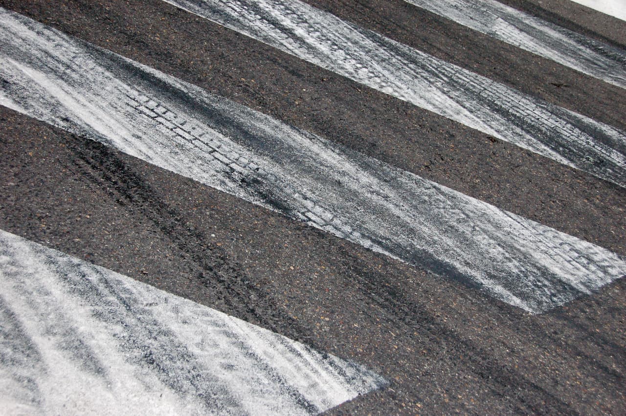 <b>Ruidos o vibraciones</b>
<br>Las señales auditivas es una de las formas en las que los vehículos se comunican con sus conductores. Cuando se frena y se escuchan ruidos o rechinidos es probable que exista desgaste significativo en las pastillas. Por otro lado, si al pisar el pedal del freno se siente una vibración en el volante o en el mismo pedal, es probable que los rotores (discos) necesiten rectificación o ser reemplazados.