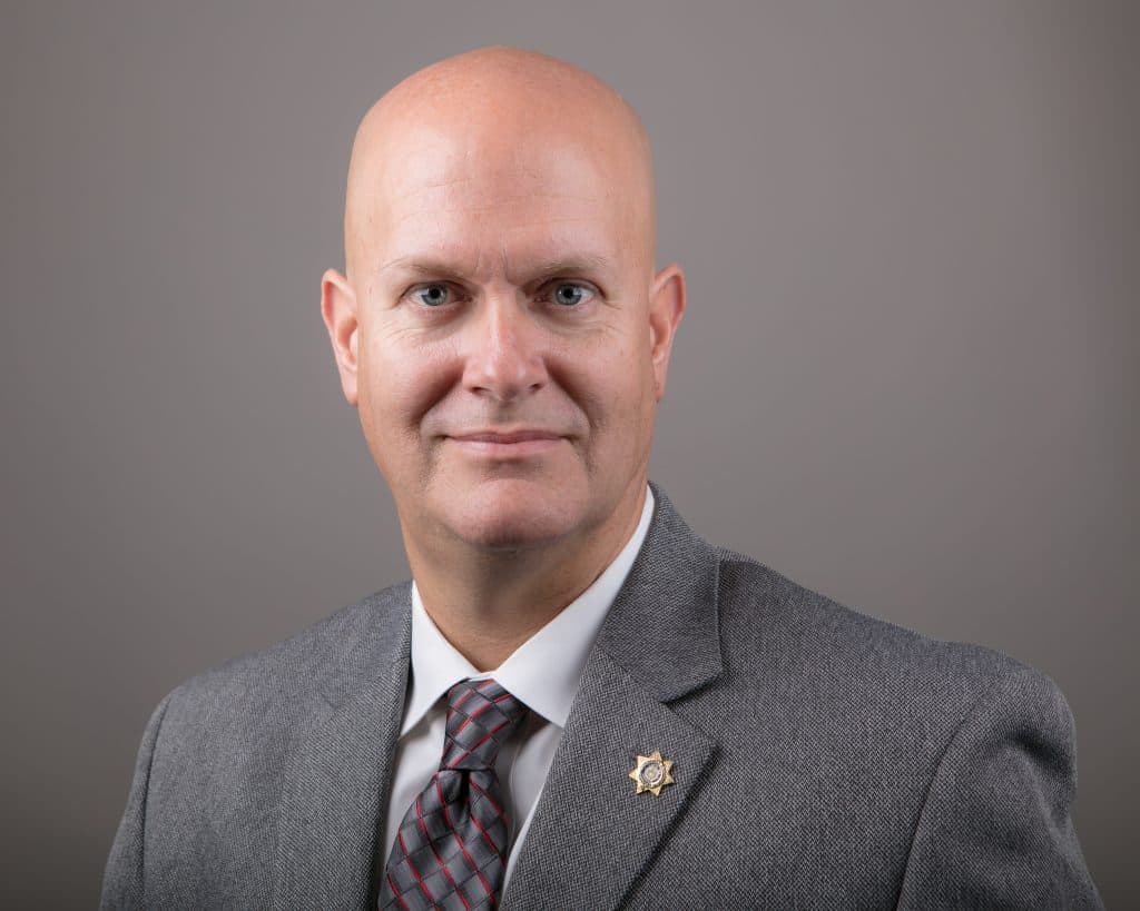 Policía que fue indulgente con el sospechoso de los ataques en Atlanta había hecho comentarios racistas en redes