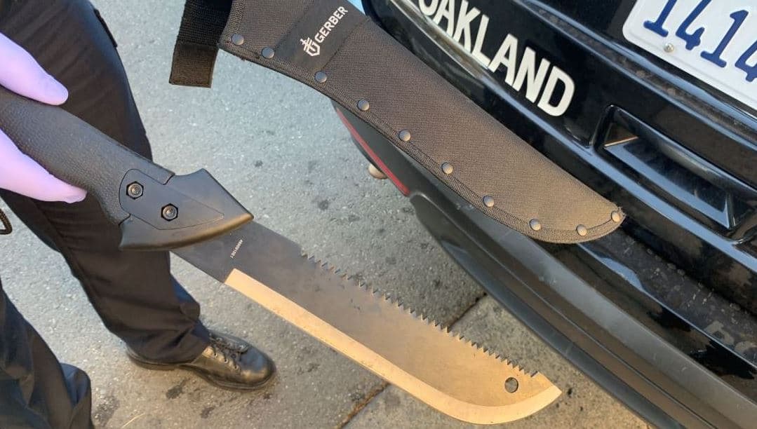 Arrestan a hombre armado con un machete tras atacar a una persona en Oakland