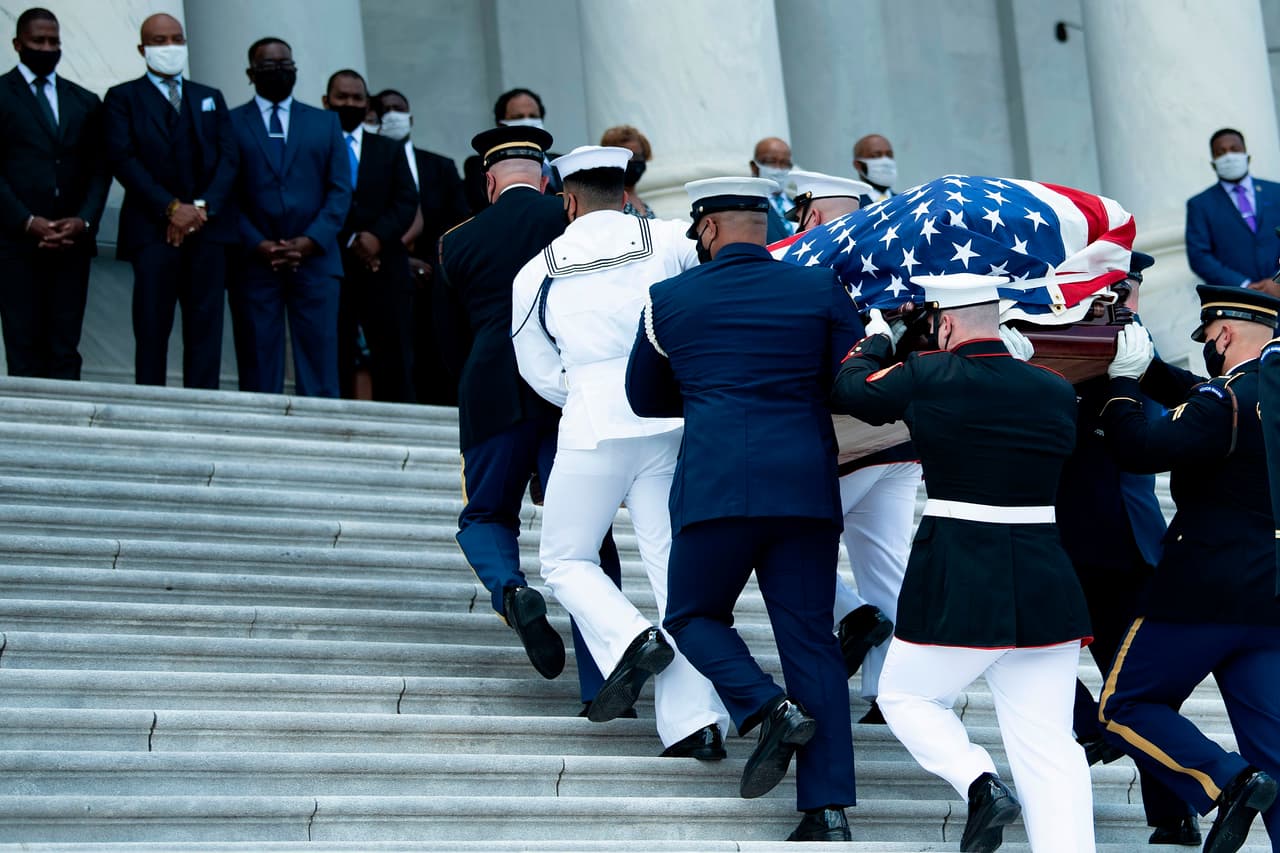 La llegada del cuerpo de Lewis al Capitolio, después de recorrer la ciudad de Washington DC.