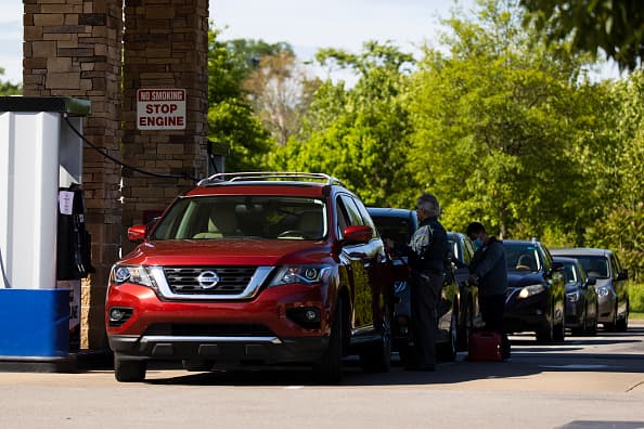 Los gobiernos de Carolina del Norte, Florida, Georgia y Virginia declararon el estado de emergencia para atender el repunte en la demanda y levantar algunas medidas para facilitar el transporte de combustibles.
<br>
<br>En la imagen, una gasolinería en Nashville, Tennessee, donde también se han hecho largas filas para acceder a combustible.