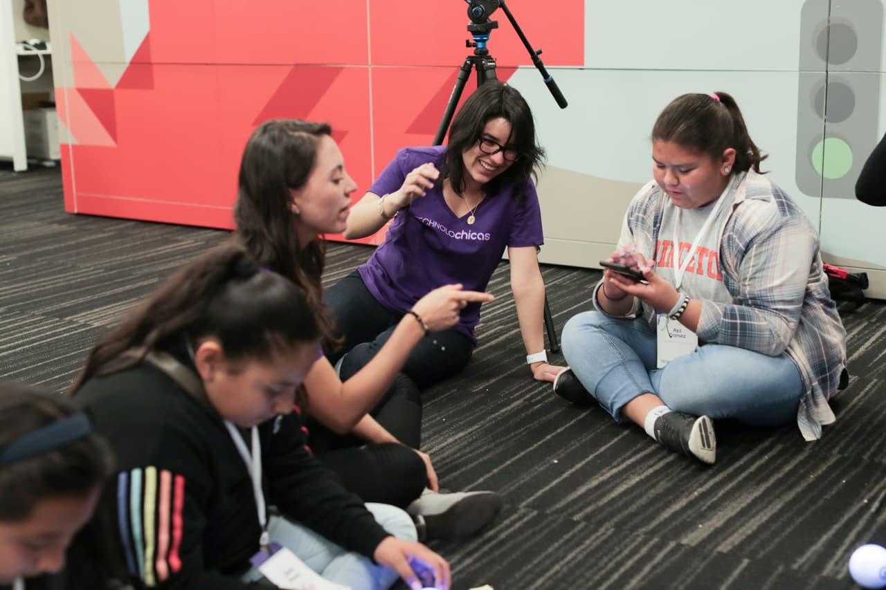 El poco apoyo de padres, educadores, familiares y amigos, es una de las causas por las que las jóvenes no se involucran en los campos de las STEM.