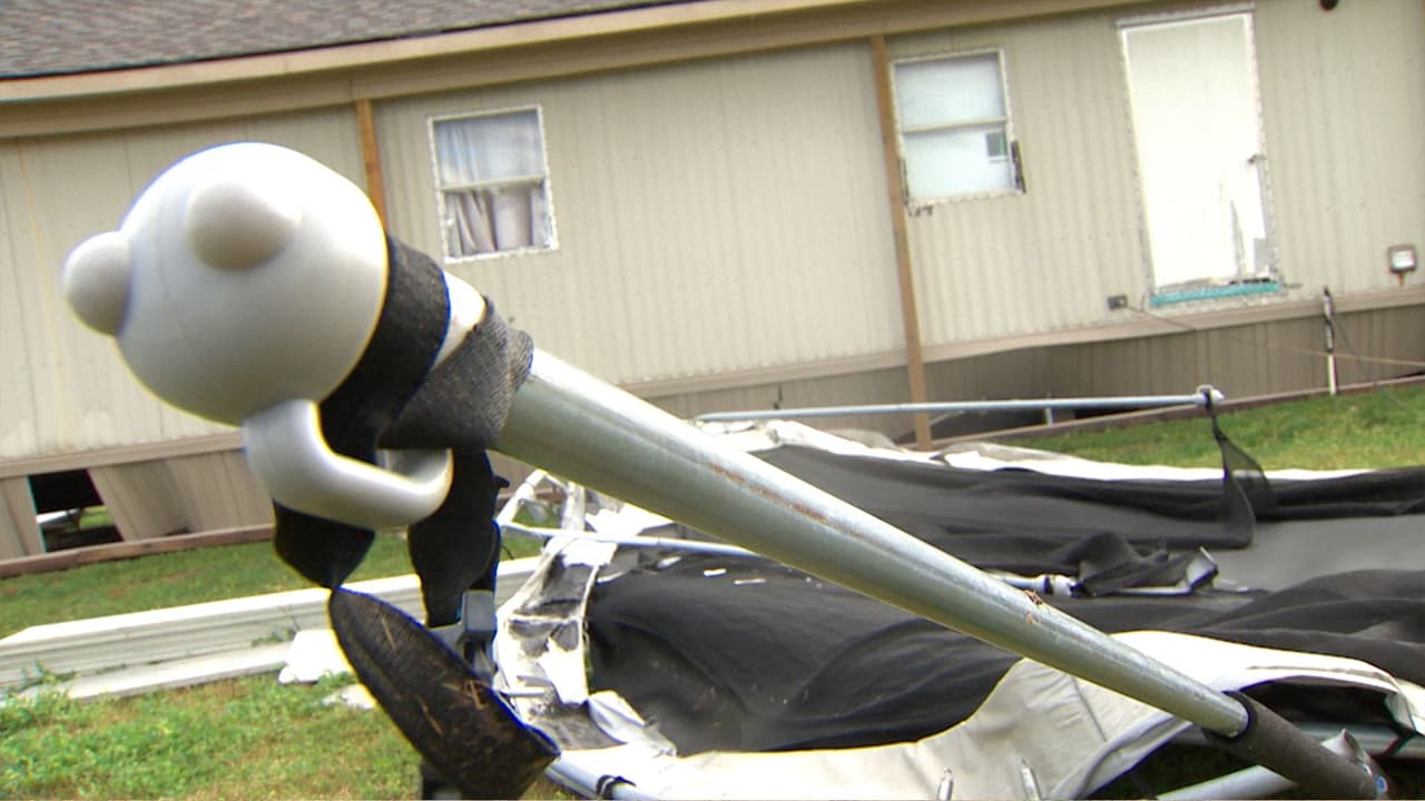 Una familia de cinco miembros, padres y tres niños, estaban dentro de una casa móvil que se volcó y hasta el momento es la más afectada en la zona.