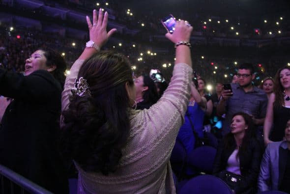 El Divo de Juárez, Juan Gabriel, hizo retumbar Phoenix con su música, su voz y sus bailes, enloqueciendo a miles de fans que llenaron el US Airways Center. Con un "¡Viva México!", Juanga arrancó su gira de conciertos del tour "Volver" ante un auditorio repleto que respondió con la misma pasión. Este ícono mexicano deleitó al público con sus grandes éxitos como "Querida", "El Noa Noa", "Inocente pobre amigo," y "Amor Eterno" entre muchos otros. El cantante se entregó por entero a sus seguidores, quienes cantaron, bailaron, lloraron y hasta aprovecharon para tomarse una selfie en un espectáculo que fue divertido y emotivo a la vez.