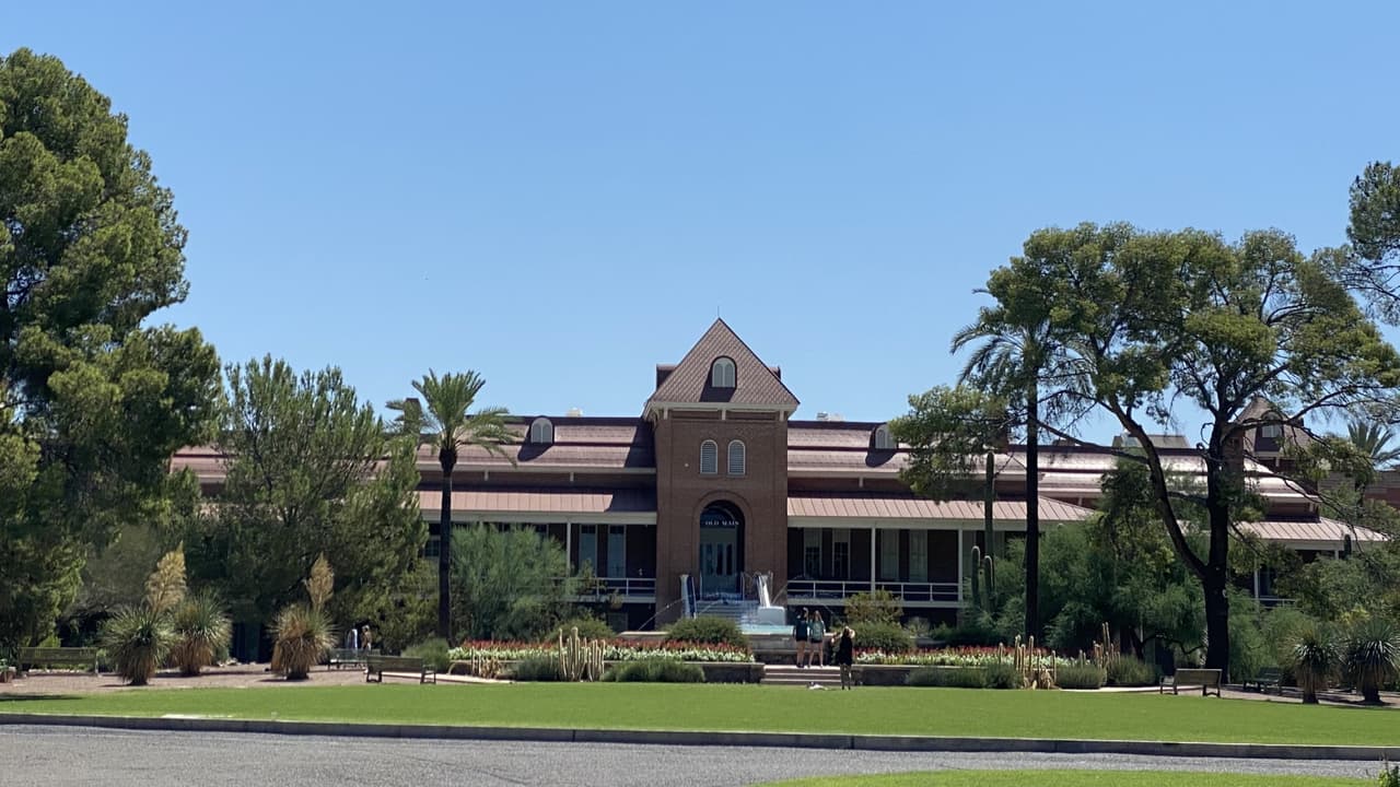 La Universidad de Arizona clasificó en el puesto 103 del listado de universidades del país que dio a conocer este lunes U.S. News & World Report. Esto lo calcula en función de seis categorías. cada una considerada de manera diferente: resultados de los estudiantes (40%), recursos de la facultad (20%), opinión de expertos (20%), recursos financieros (10%), excelencia de los estudiantes (7%) y donaciones de egresados (3%). Las mejores universidades de este año comparten muchas cosas en común. Todas son escuelas prestigiosas con grandes dotaciones y cuatro de las cinco mejores son miembros de la Ivy League.