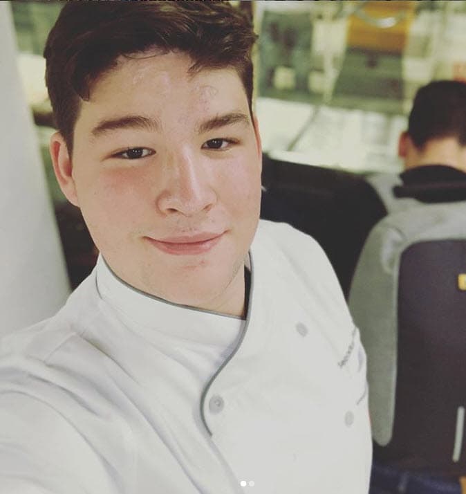 "El hecho de tener preferencias sexuales diferentes no quiere decir que les falte corazón o sentimientos. El motivo por el que Alfredo Adame, el famoso 'macho alfa' no quiere a su hijo es este", escribió el enemigo del actor de telenovelas.