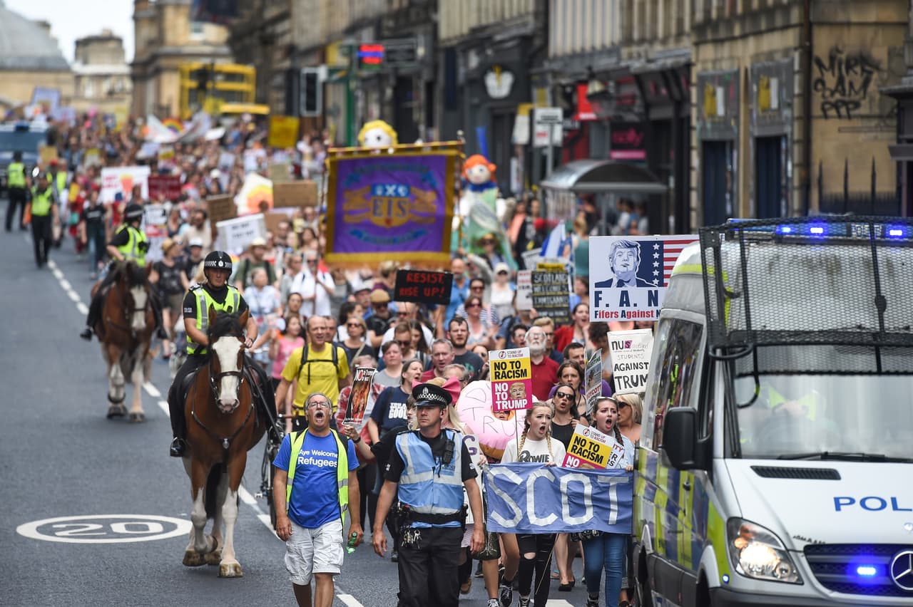 El viaje de Donald Trump a Reino Unido ha requerido de un gran despliegue de seguridad una vez que desde su anuncio se supo que miles saldrían a las calles a protestar.