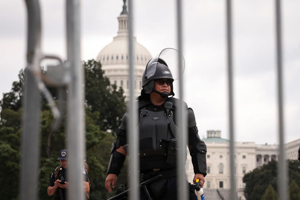 Un oficial de policía con equipo de protección observa mientras los partidarios de los acusados en el ataque del 6 de enero al Capitolio de los Estados Unidos asisten al mitin 'Justicia para J6' cerca del Capitolio de los Estados Unidos el 18 de septiembre de 2021 en Washington, DC.