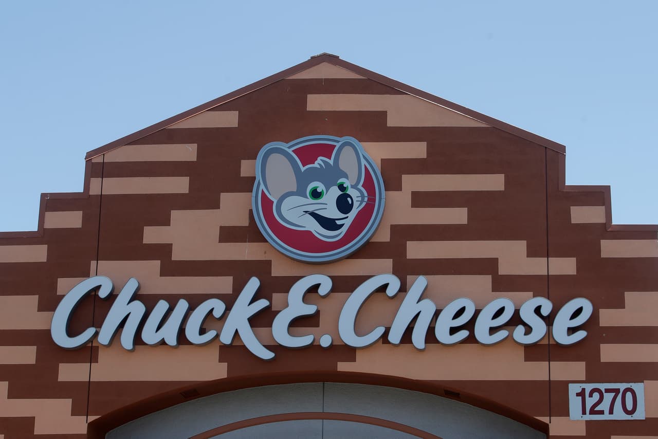 <b>CEC Entertainment</b>. La empresa matriz de la cadena Chuck E. Cheese, un lugar popular para fiestas de niños, se declaró en quiebra en junio de 2020. Con una deuda de casi mil millones de dólares, la empresa ya estaba luchando cuando la pandemia la obligó a cerrar temporalmente sus 560 ubicaciones. Algunos locales han abierto desde entonces y los expertos especulan que probablemente sobrevivirá a la pandemia.