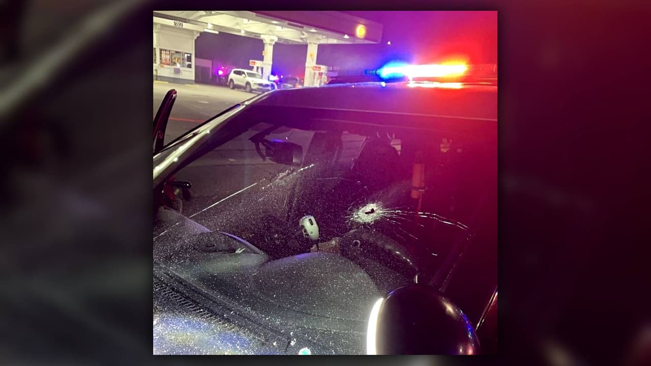 Al oficial herido lo trasladaron a un hospital local, donde se recupera de heridas que no pusieron en riesgo su vida.