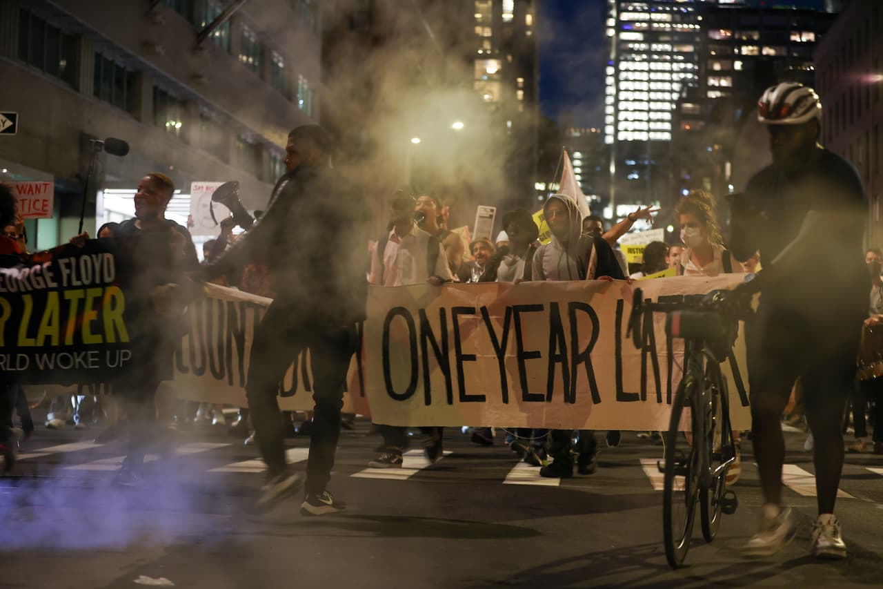 Tres manifestantes resultan heridos tras ser atropellados por un auto y una patrulla en Brooklyn