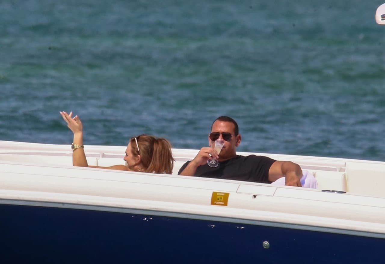 Alex y Avery amenizaron su conversación tomando varias copas de champán. 
<br>