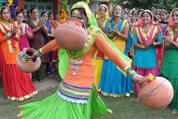 Las mujeres indias celebran el festival Teej con motivo del mes de Sawan (lluvia) y lo hacen bailando.