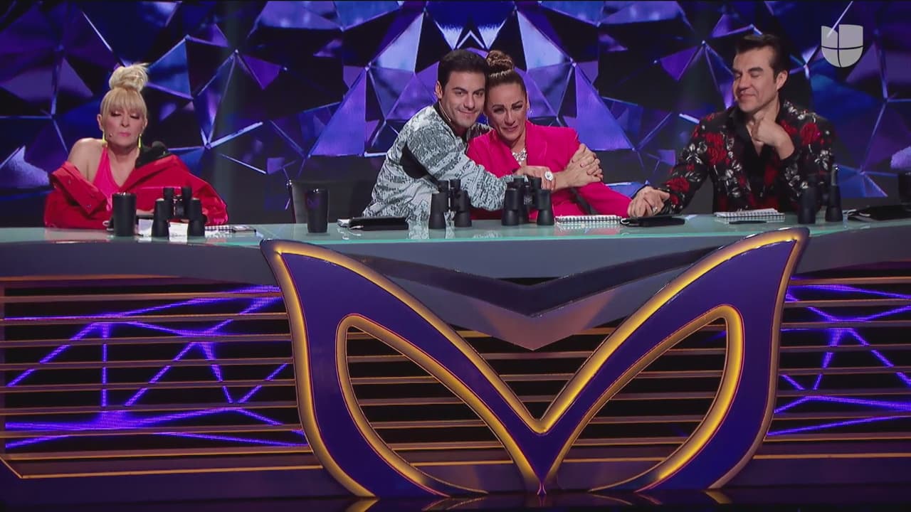 Pero no todo es risa y espectáculo, el jurado también se ha conmovido con las historias de los artistas escondidos tras las máscaras. Conejo hizo llegar a las lágrimas a Consuelo al contar una dolorosa pérdida y sus compañeros del panel la consolaron.