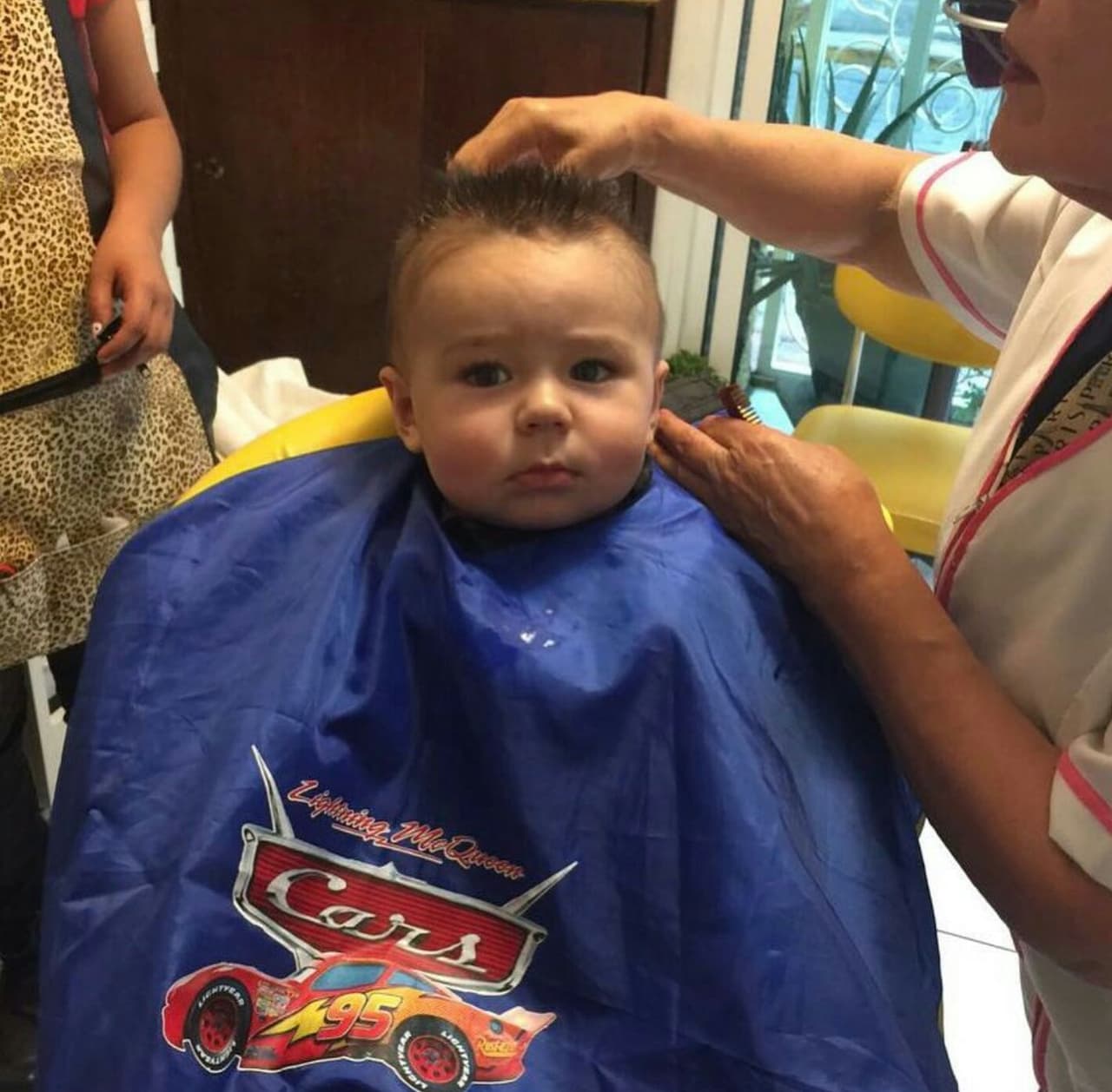 En su primer corte de pelo profesional.