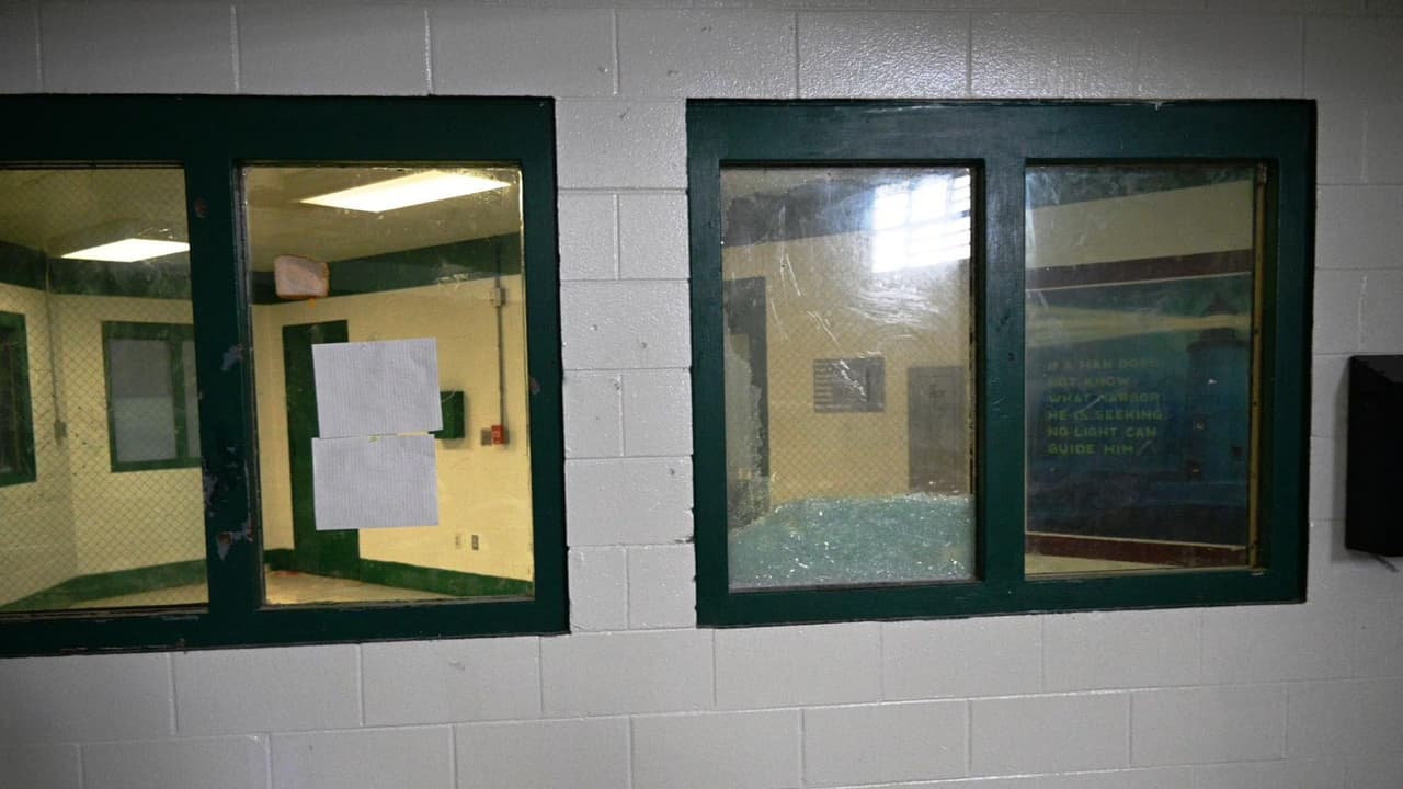 <b>Un reo se lastimó y recibe atención médica</b>, mientras que ningún oficial o autoridad resultó herido. Un teniente, John Bennet, comentó que la cárcel no tolera ninguna disrupción. “Si te arrestan en el condado de Liberty, recibirás un trato justo y respetuoso, y esperamos lo mismo a cambio. Este comportamiento es inaceptable y los responsables enfrentarán cargos”, dijo.