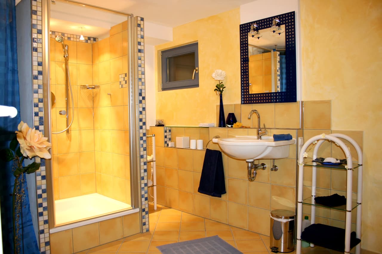 El amarillo es un color muy común para usarlo en el baño, ya sea en los azulejos o bien con algunos toques en los accesorios.