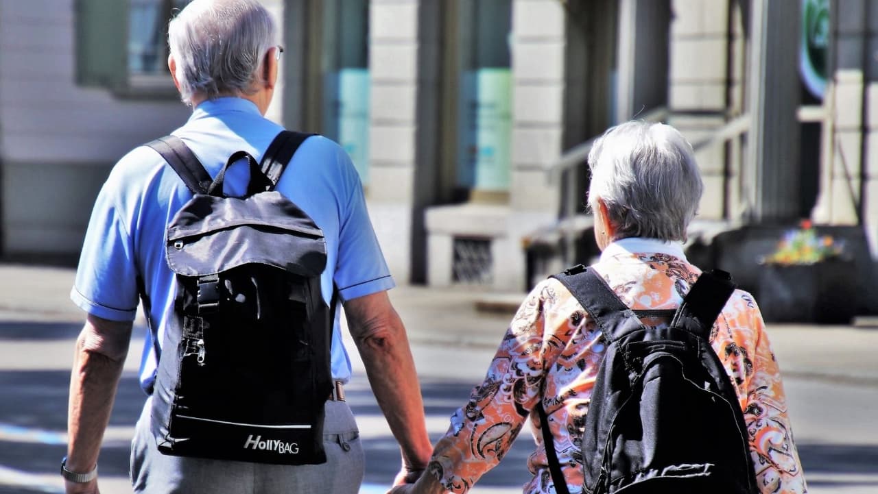 Mientras tanto, Pensilvania está luchando con una
<b>demografía desalentadora</b>: un número cada vez mayor de
<b>ancianos</b>, lo que está
<b>elevando los costos de la atención médica y a largo plaz</b>o, y una población en edad laboral cada vez menor que puede soportarlo. En ese sentido, los
<b>hogares de ancianos </b>están solicitando un aumento en las
<b>tasas de reembolso de Medicaid</b>, advirtiendo sobre
<b> cierres después de seis años sin un aumento</b>.