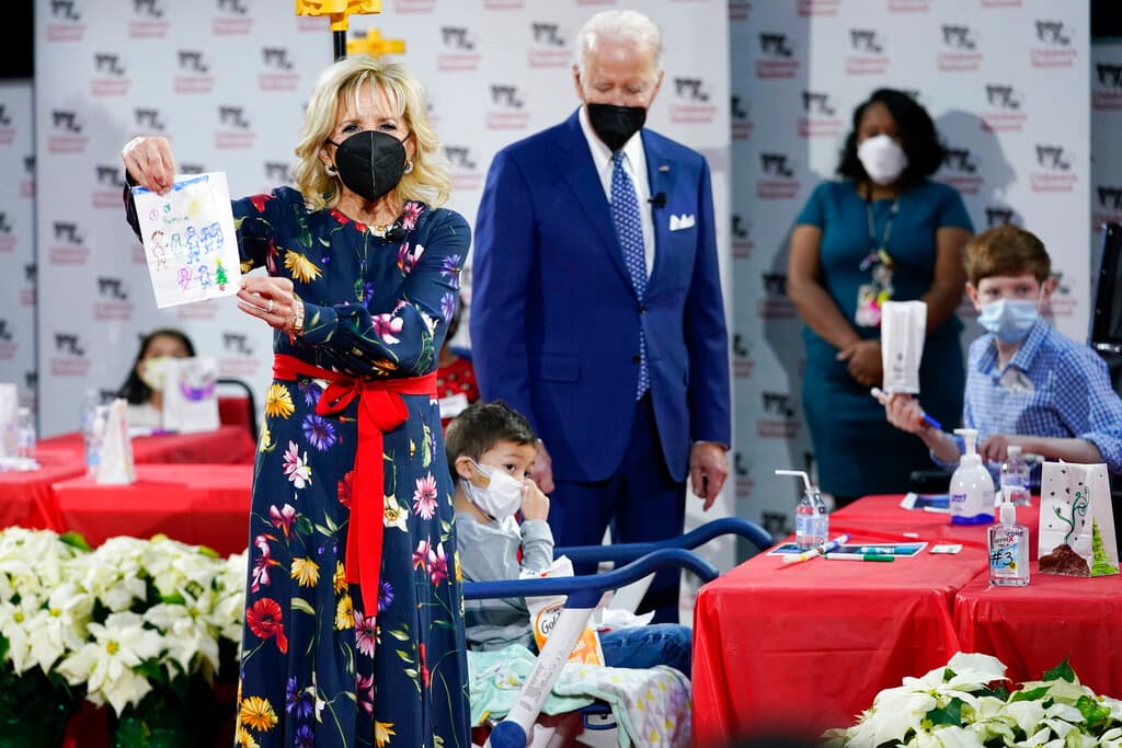 La Primera Dama Jill Biden muestra un dibujo hecho por un paciente en el Children's National Hospital, el viernes 24 de diciembre de 2021.