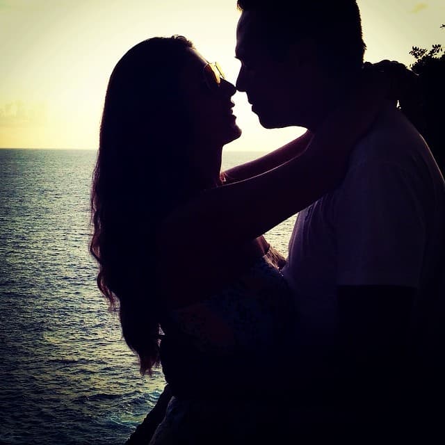 Tal parece que ni la diferencia generacional de 10 años entre esta linda pareja ha hecho que tengan conflictos en su matrimonio.