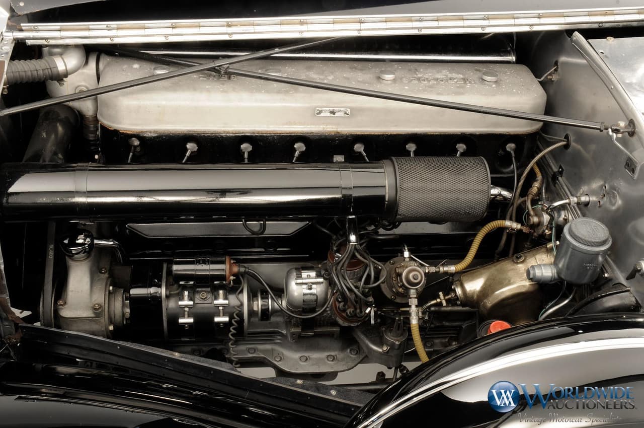 Bajo el capó de apertura estilo mariposa de este Mercedes-Benz 770K Grosser Offener Tourenwagen 1939 se encuentra un monumental motor de 
<b>8 cilindros en línea de 7.7 litros de desplazamiento</b>, lo que explica la denominación numérica del modelo. El motor de este modelo está equipado con el supercargador activable opcional. 
<br>
<br>El motor genera 155 caballos de fuerza con aspiración natural y 230 caballos de fuerza con el supercargador activado. La transmisión es manual de 5 velocidades, donde la quinta es una sobremarcha, mientras que los cuatro frenos son de tambor pero accionables a través de un mecanismo hidraulico y la suspensión es independiente en el tren delantero y de eje rígido vivo con diseño tipo de Dion con espirales en la parte trasera. Lo mejor en ingeniería automotriz hace 80 años.