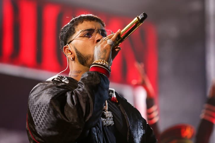 Anuel se convirtió en el artista que más brilló en los ensayos de Premios Juventud: llevaba
<i>bling bling</i> hasta en su sonrisa.