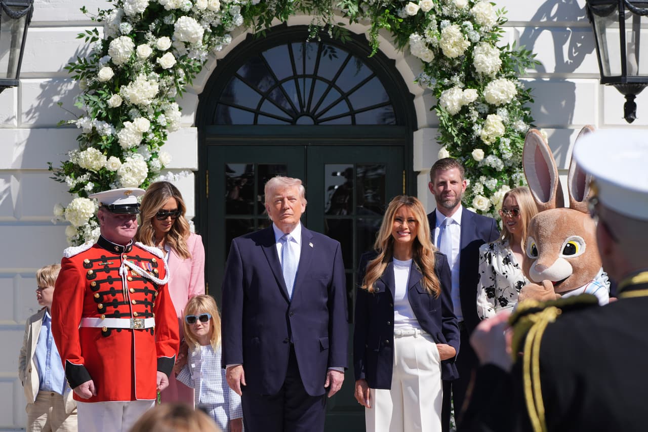 Antes de hablar de Irán, Trump recibió en Casa Blanca a familias para buscar huevos de Pascua