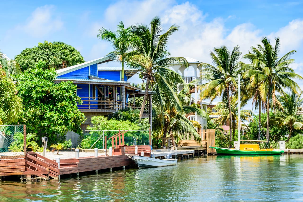 <b>Puesto 20. Belize</b>
<br>
<br>Promedio: 67.1 puntos
<br>
<br>La publicación especializada International Living analiza
<a href="https://internationalliving.com/the-best-places-to-retire/?utm_source=pr&utm_medium=pr-organic&utm_campaign=press-release"><u>comunidades de todo el mundo</u></a> para determinar si los estadounidenses retirados pueden sentirse seguros y cómodos, valorando las áreas donde la cultura local es inclusiva y acogedora.
<br>
<br>El puntaje de cada país es el resultado del promedio de la calificación en base a 100 puntos en 10 categorías claves: ‘alojamiento’, ‘beneficios y descuentos’, ‘visado y residencia’, ‘entretenimiento’, ‘desarrollo’, ‘clima’, ‘sistema de salud’, ‘gobierno’, ‘oportunidades de negocios’ y ‘costo de la vida’
<br>