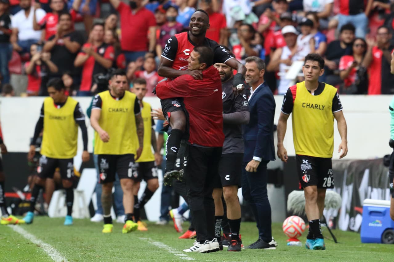 Cruz Azul se quedó con 10 desde el final de la primera parte tras la expulsión de Carlos Rotondi y sumó su segundo derrota consecutiva en el torneo.