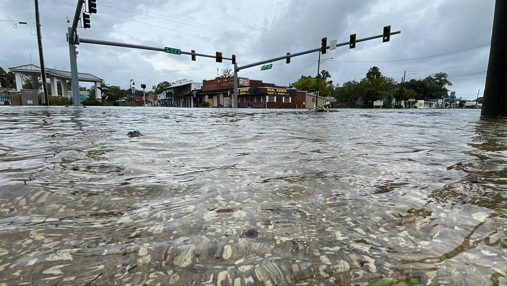 Varias zonas de la ciudad costera en el oeste de Florida se encuentran inundadas. El huracán Idalia impactó Florida como categoría 3 con vientos de 125 mph. Antes de tocar tierra era categoría 4 con vientos de 130 mph.