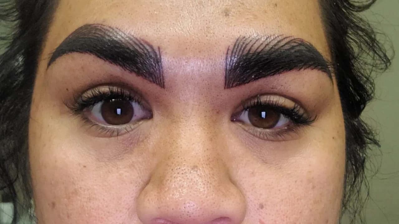 Weinstock indicó que ella quería que le aplicaran un 'microblading', una técnica de maquillaje semipermanente que busca reconstruir una ceja que tenga poco pelo.