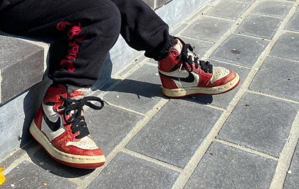 Stormi tiene una gran colección de tenis. En julio de 2018, cuando la pequeña tenía solo 5 meses, Kylie Jenner publicó un video en Instagram en el que presumió su colección de zapatos y tenis. De acuerdo con el
<b><a href="https://www.dailymail.co.uk/tvshowbiz/article-5916723/Kylie-Jenner-shows-five-month-old-daughter-Stormis-impressive-22K-designer-shoe-collection.html" target="_blank">Daily Mail</a></b>, hasta esa fecha estaba valuada en
<b>22,000 dólares</b> y se incluían unos 'flats' Gucci de 275 dólares y un par de Giuseppe Zanotti de 1,000 dólares.
<br>