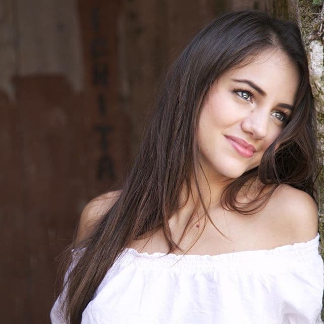 "La verdad me incomoda, porque yo lo hago con un amor al arte y termina
<b> <a href="https://www.univision.com/shows/muchacha-italiana-viene-a-casarse/ela-velden-fue-una-impactante-belleza-italiana-mira-que-sexy-fotos#f7e4987b0000" target="_blank">siendo contraproducente</a></b> para mí. Veremos qué sucede en la vida", agregó.