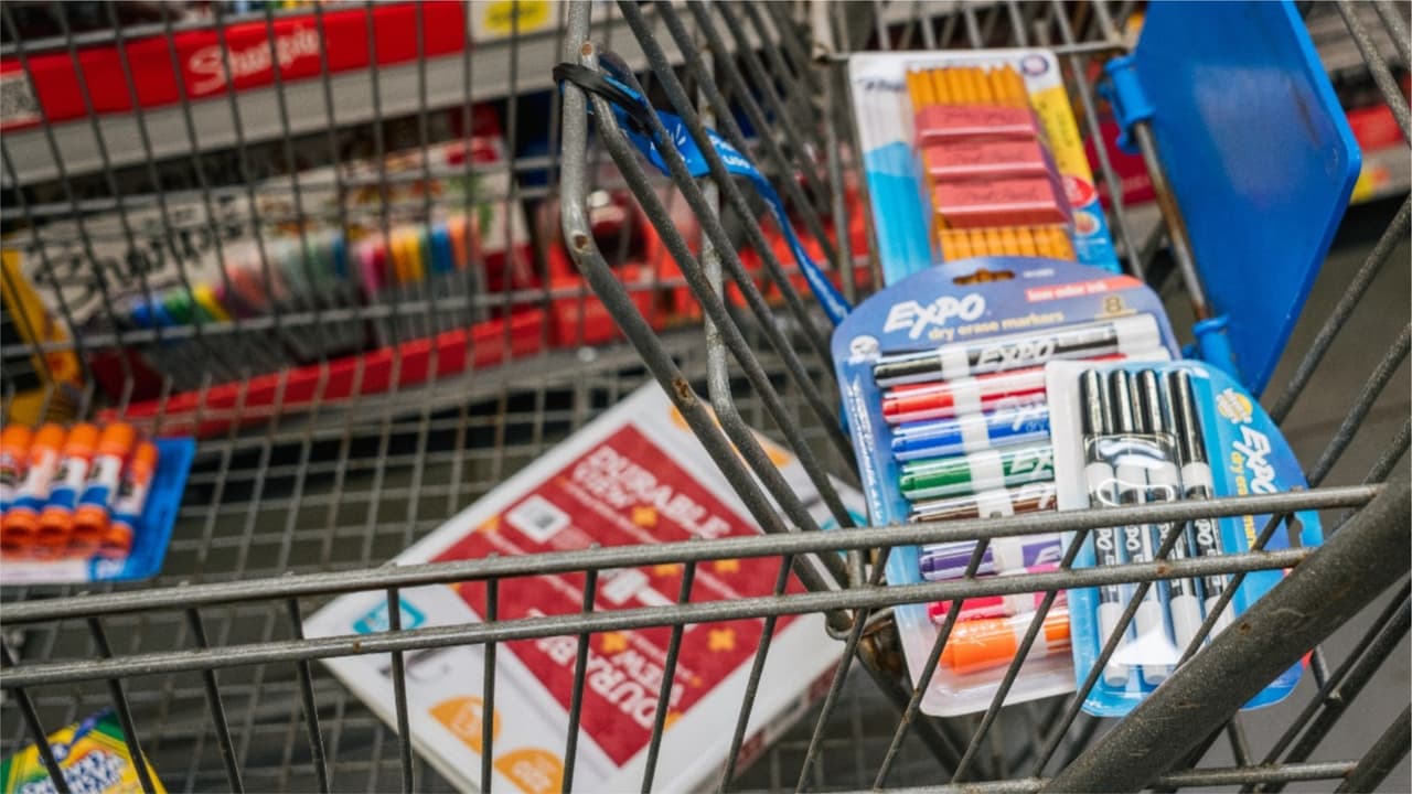 <b>Mira también: </b>Muchos maestros de diferentes distritos escolares estarían gastando hasta 750 dólares anuales o más para poder llevar a las aulas herramientas de estudio o alimentos para sus estudiantes debido a la falta de fondos para estos fines. Cristina Easton, directora del programa AdoptAClassroom.org, explica en qué consiste la iniciativa, cómo funciona y qué tipo de ayuda puede brindar la comunidad. 
<b><a href="https://vix.com/es-es/canales/channel-callsign-frequancy-news-24-7?utm_medium=internal_referral&utm_source=univision&utm_campaign=evergreen&utm_content=ed_news&utm_term=video">Puedes ver en ViX más noticias gratis</a></b>.