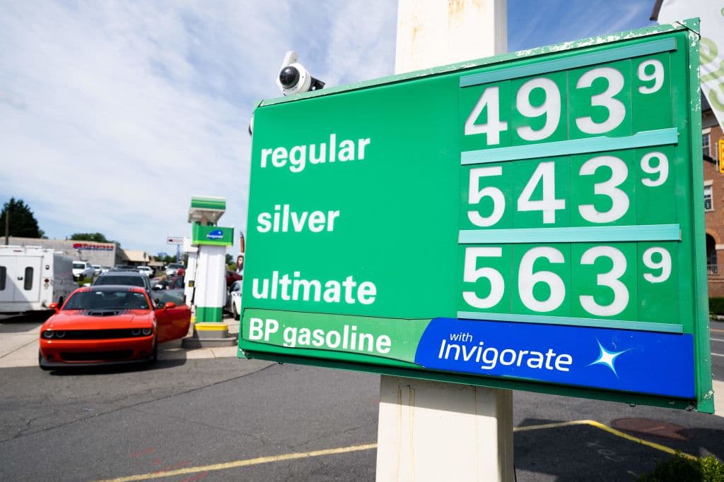 Biden pide a petroleras que suban la producción de combustibles y dejen de sacar provecho a la crisis mundial