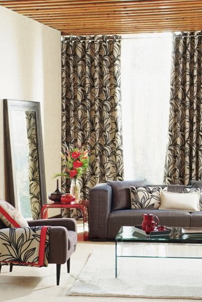 2) Genera perspectiva. Elige artículos de diferentes tamaños: algo plano, alto y mediano. El ojo se siente más cómodo cuando puede viajar hacia arriba y hacia abajo.