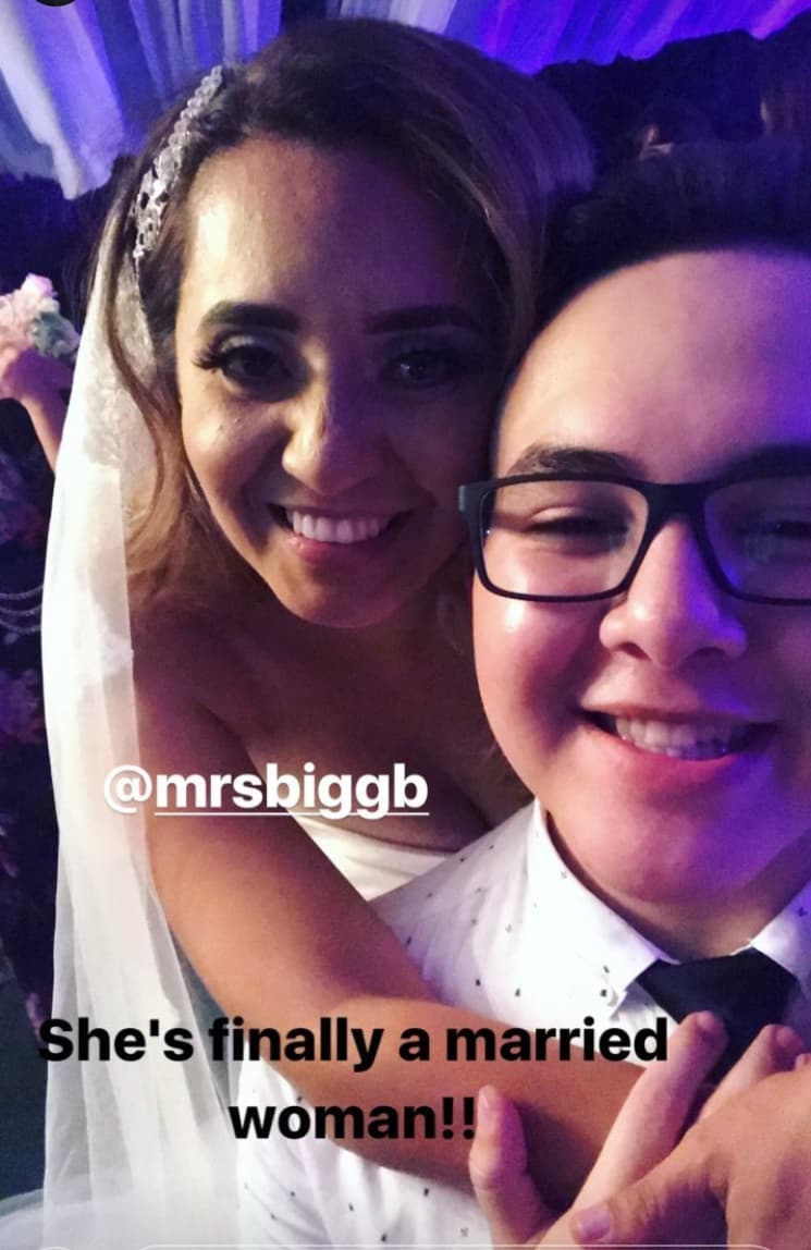 Michael, hijo de Jenni Rivera, se mostró muy emocionado con la boda de Juan y Brenda, con quienes convive todos los días. Aquí muy sonrriente con su tía: "Quien finalmente es una mujer casada".