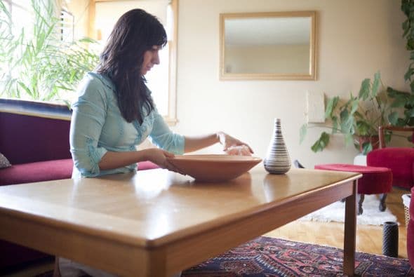 La teca es una madera que se utiliza en los muelles, porque la lluvia no la daña. Es una opción simple, ideal para aquellos que quieren utilizarla también en exteriores.