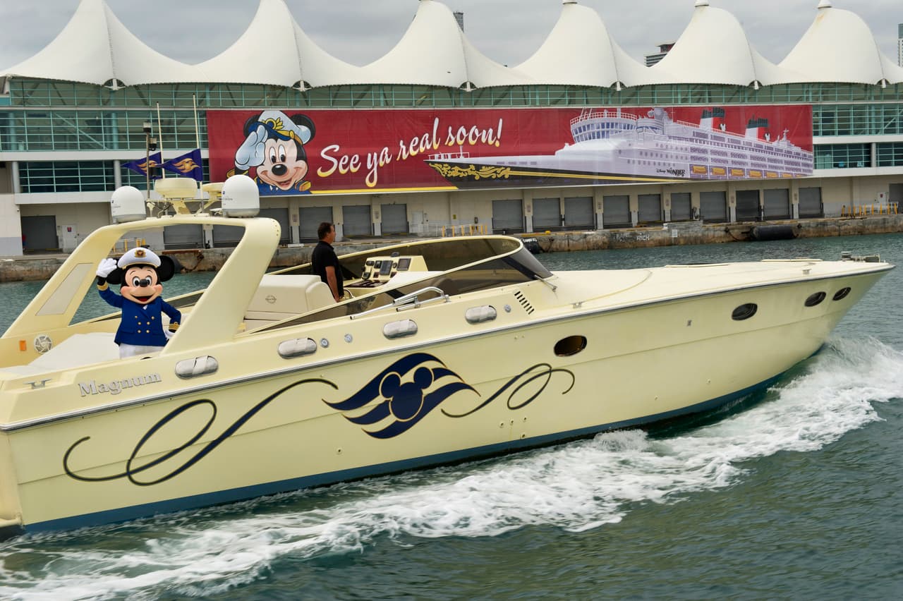 “Hemos alcanzado un próximo paso importante hacia nuestra reanudación gradual y responsable del servicio, y estamos agradecidos por el diálogo productivo con los funcionarios estatales, locales y federales”, dijo la vocera de Disney en un comunicado.