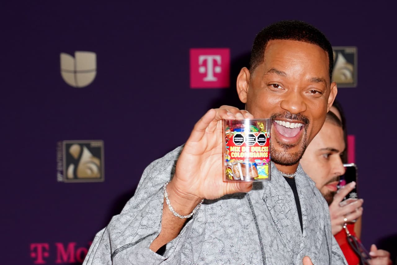 Durante su paso por la Alfombra Magenta Will Smith recibió un paquete de dulces colombianos.