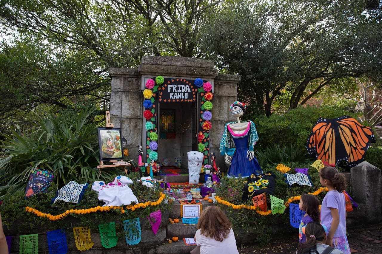 Este festival es organizado por el Consulado General de México en Atlanta, el Cementerio de Oakland y el Instituto Mexicano de Cultura.