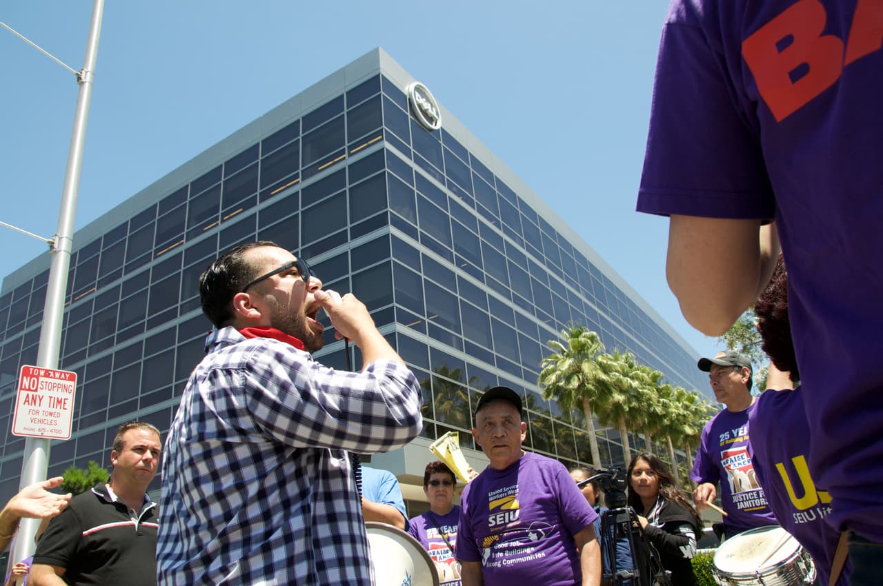 "Hemos luchado demasiado duro", dice Pedro Malave, coordinador sindical (con el megáfono en la foto).