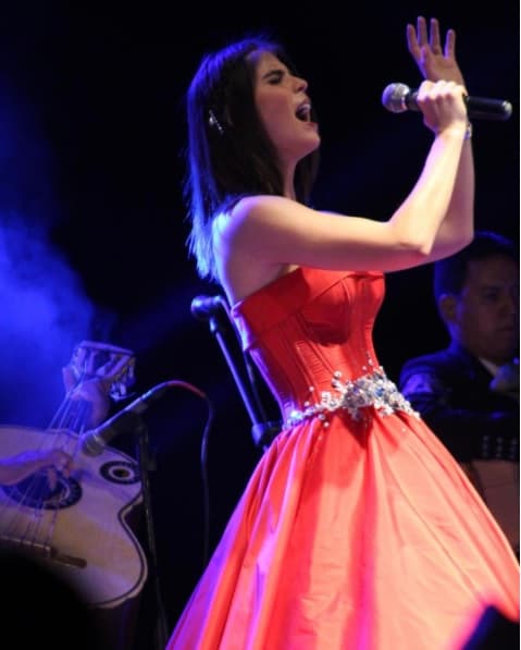 En el 2010 don Antero Ugalde llevó a su hija Esmeralda a audicionar al reality show 'La Academia' en la Ciudad de México, donde se quedó y ganó. Desde entonces se supo que Esmeralda no tenía relación con su famosa hermana Ana Bárbara.