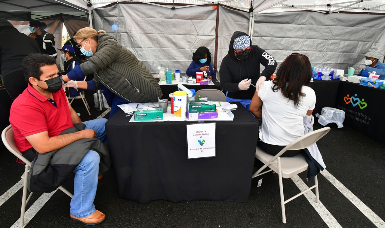 Este viernes, 
<a href="https://espanol.cdc.gov/coronavirus/2019-ncov/vaccines/fully-vaccinated.html" target="_blank">los CDC dieron a conocer nuevos lineamientos</a> relacionados con los 
<b>viajes dentro de Estados Unidos.</b>