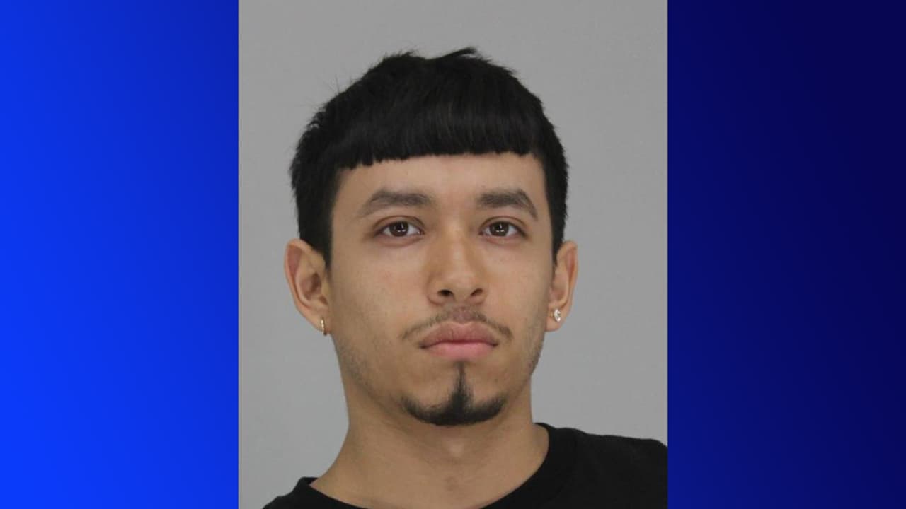 El sábado 20 de enero, la policía de Dallas dio con el sospechoso Arturo Flores, de 22 años, quien fue fichado en la Cárcel del Condado Dallas y enfrenta cargos por asesinato.