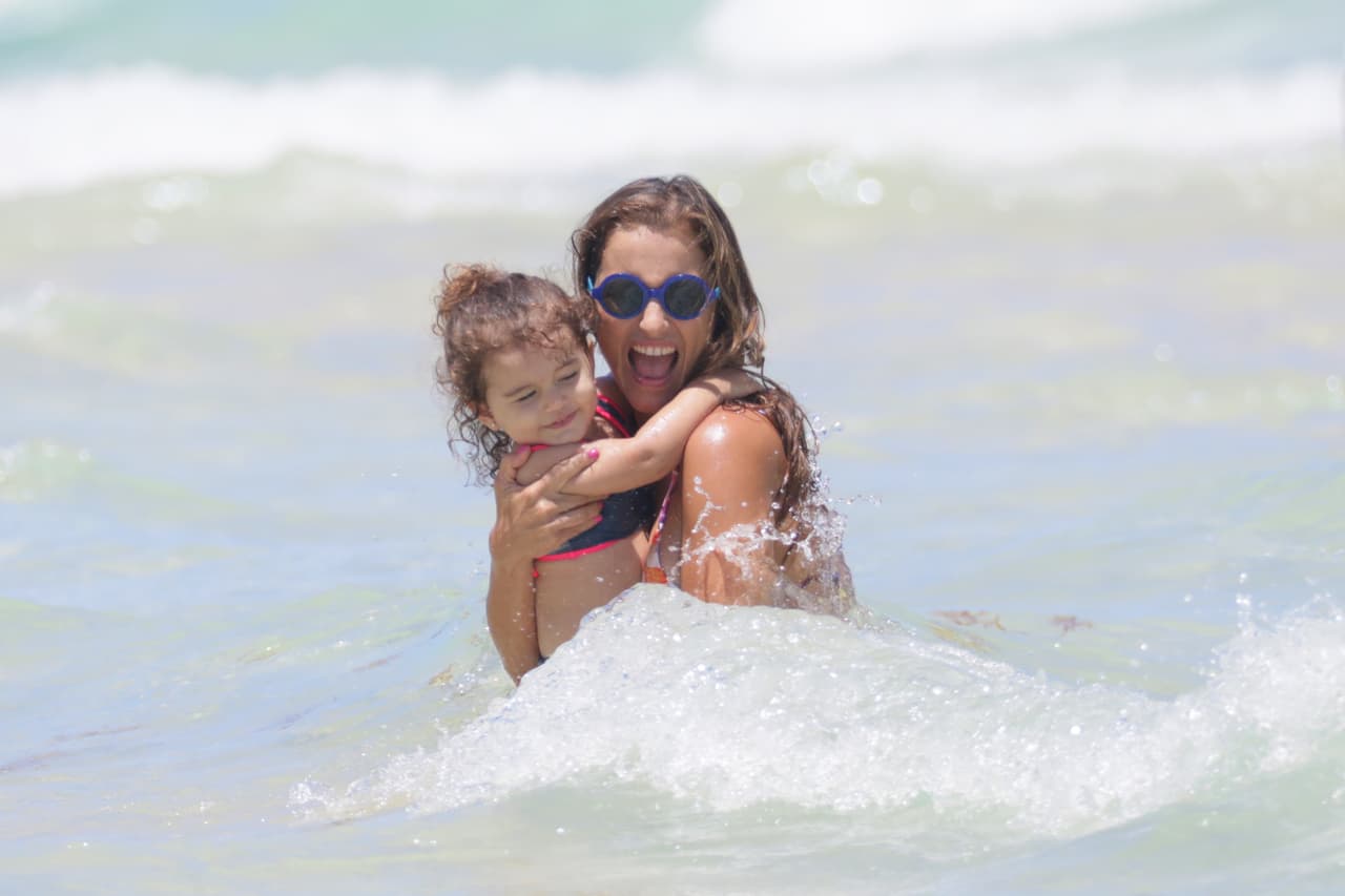 Mamá e hija en el mar.